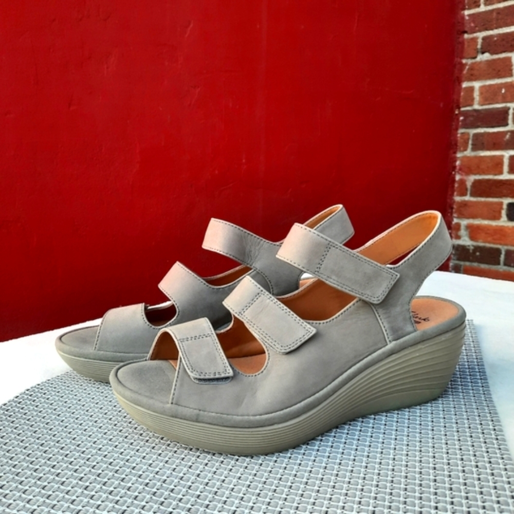 Clarks Reedly Juno Sandal Nubuck Triple Strap Comfort Wedge 8 Taupe Spring